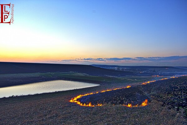 Fogo, campo, Pôr do sol e Rio