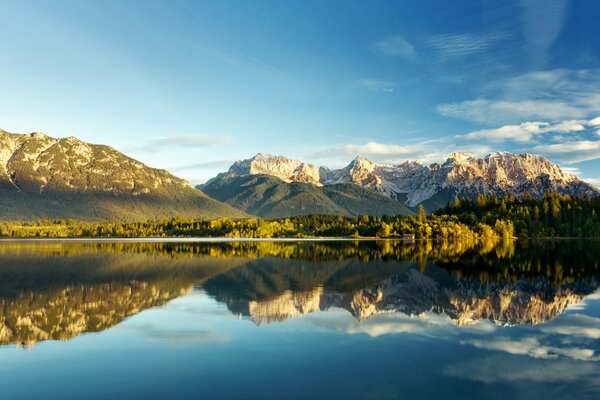 Montanhas nevadas e Lago