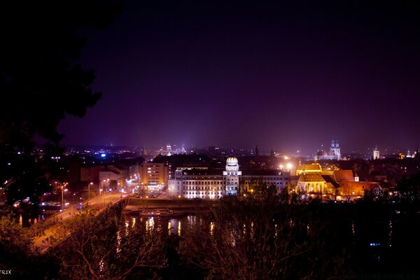 Cidade noturna em luzes brilhantes paisagem