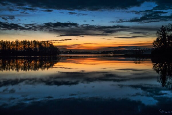 Pôr do sol em reflexo do lago