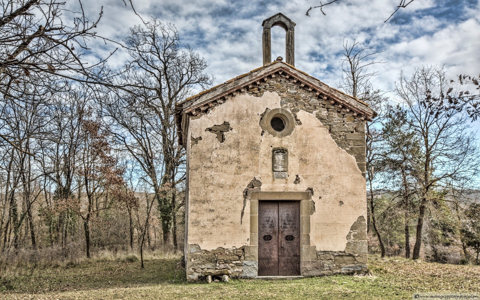europa arquitetura velho casa igreja céu religião ao ar livre viagens antigo histórico grama pedra