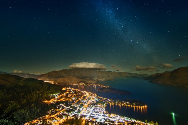 Céu noturno, estrelas e luzes